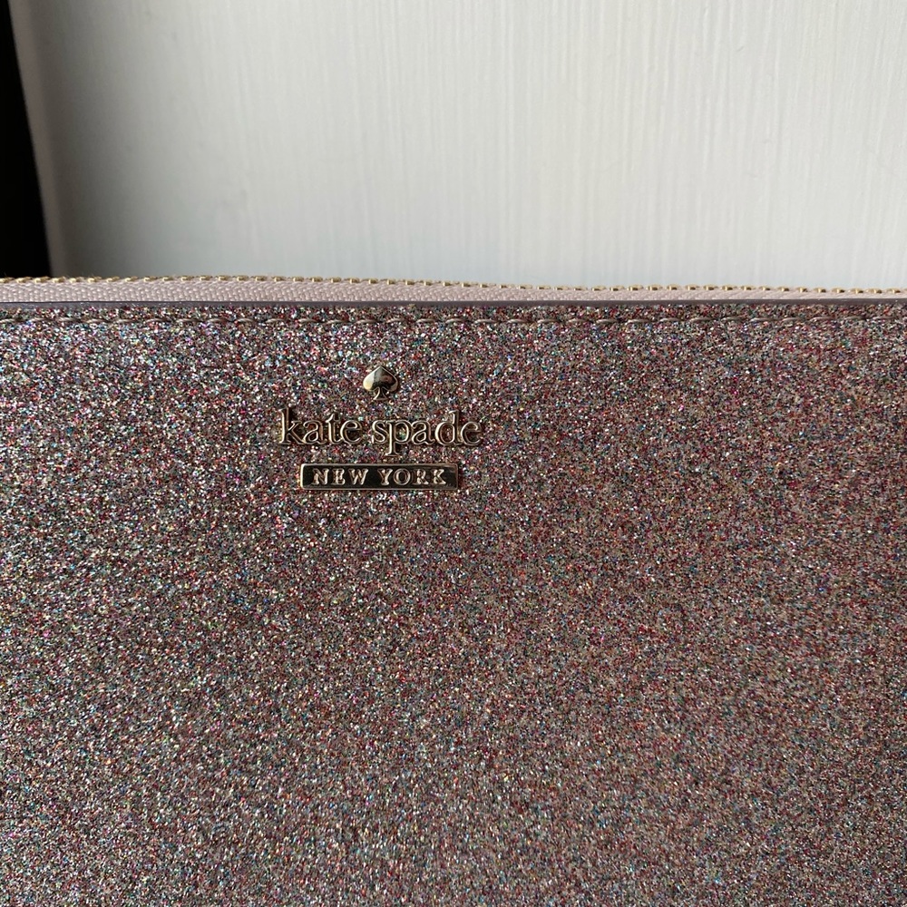 Kate Spade Wallet. - Picture 2 of 6